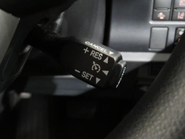 高速道路での長距離走行が楽になります。自動で速度を保つクルーズコントロールが、衝突軽減システムと連動し、前方の車両を検知して車間距離を保つように速度調整をしてくれます。