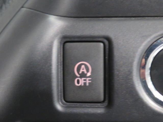 信号待ちや渋滞などで停車した際にエンジンを停止し、無駄な燃料の消費を抑えます。燃費向上や環境保護にも役立つと言われています。ブレーキを離せば、エンジンは再始動します。