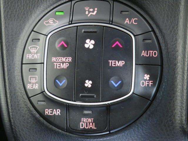 運転席、助手席別々に温度設定ができるデュアルエアコン装備です。男性が暑いと感じても、女性は寒いと感じる、そんな時の車内温度を別々に調節できるので、ストレスなくドライブをお楽しみいただけます。