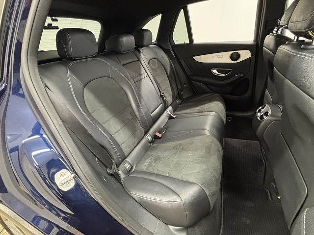 セカンドシートは大人二人が乗っても十分なスペースが確保されております。