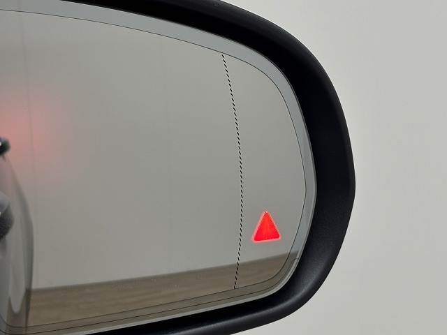 【ブラインドスポットモニター（BSM）】車線変更時に車両後方から来る車両を検知し安全をサポートする装置です。