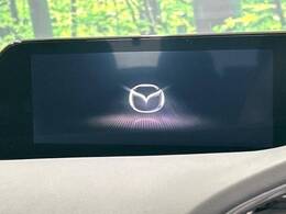 【8.8インチマツダコネクト】車内の雰囲気にマッチした大型のディスプレイ。スマホ接続でのナビ使用やBluetooth再生等、様々な機能が楽しめます。直感的なダイヤル操作が可能で、使い勝手も良好です。
