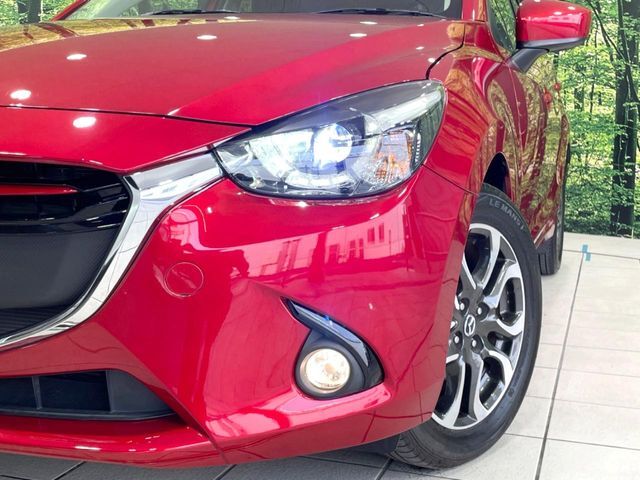 【LEDヘッドライト】悪天候や夜間走行時も良好な視界を確保し安心して運転できる高輝度LEDヘッドライトを装備！点灯速度が早く、消費電力も抑えられています。