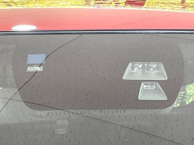 【スマートシティブレーキサポート】低速走行中に前方の車両等を認識し、衝突しそうな時は警報とブレーキで衝突回避と被害軽減をアシスト。より安全にドライブをお楽しみいただけます。
