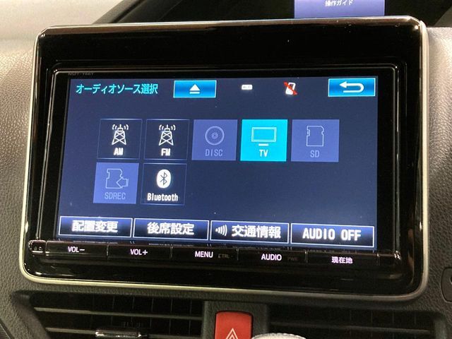 【純正ナビ】人気の純正ナビを装備しております。ナビの使いやすさはもちろん、オーディオ機能も充実！キャンプや旅行はもちろん、通勤や買い物など普段のドライブも楽しくなるはず♪