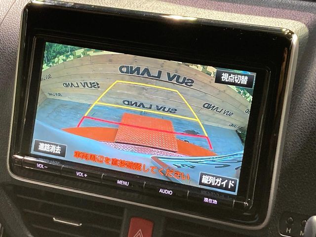 【バックカメラ】駐車時に後方がリアルタイム映像で確認できます。大型商業施設や立体駐車場での駐車時や、夜間のバック時に大活躍！運転スキルに関わらず、今や必須となった装備のひとつです！