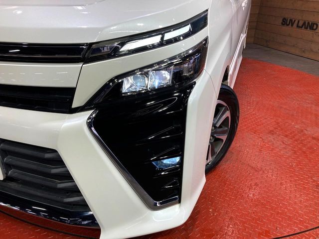 【LEDヘッドライト】悪天候や夜間走行時も良好な視界を確保し安心して運転できる高輝度LEDヘッドライトを装備！点灯速度が早く、消費電力も抑えられています。
