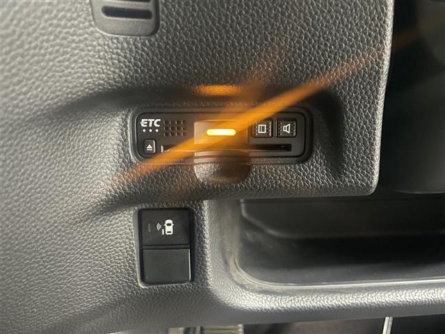 【ETC】ETC車載器がビルトインで装備されています。有料道路の乗り降り時に停車することなくスマートに乗り入れが可能になったり、割引を受けることができる嬉しい装備です。