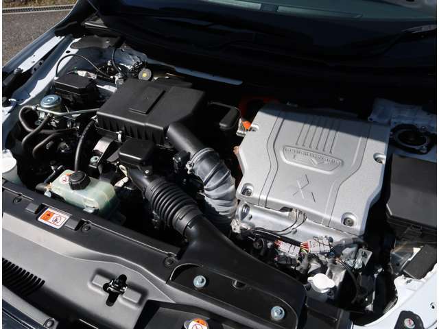 2400CCのガソリンエンジンを搭載　電気が無くなると発電機として始動　発電した電気で走行できます