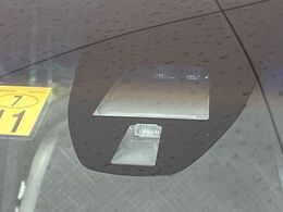 【シティブレーキアクティブシステム】低速走行中に前方の車両等を認識し、衝突しそうな時は警報とブレーキで衝突回避と被害軽減をアシスト。より安全にドライブをお楽しみいただけます。