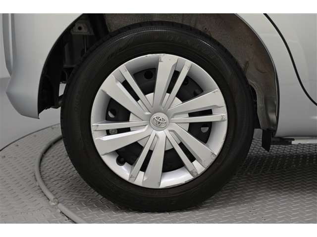 14インチ　スチールホイール（樹脂フルキャップ付）です。