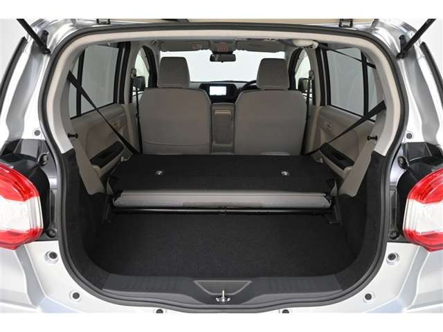 リヤシートは、シートバックを前倒しできます。（一体型）　　多くの荷物や大きな荷物を積みことができます。