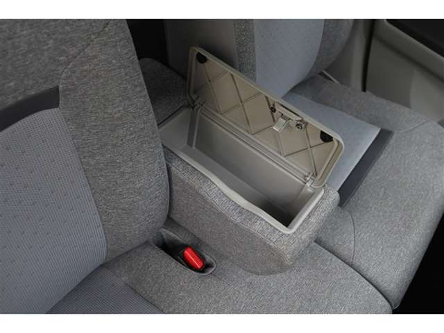 フロントシートのアームレストには、フタ付の収納スペースがあります。（センターアームレストポケット）