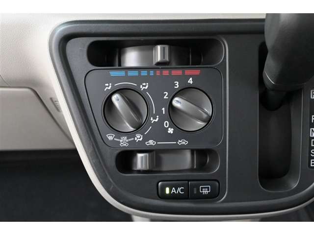 マニュアルエアコン装備　　操作がシンプルで扱いやすいダイヤル式です。快適な室内空間を保ってくれます。