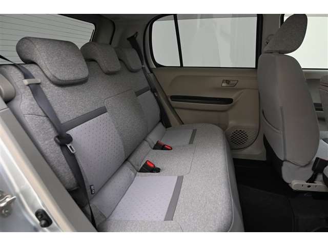 後部座席は、膝まわりに充分なゆとりがあり、乗り降りや座席の横移動もラクに行えます。