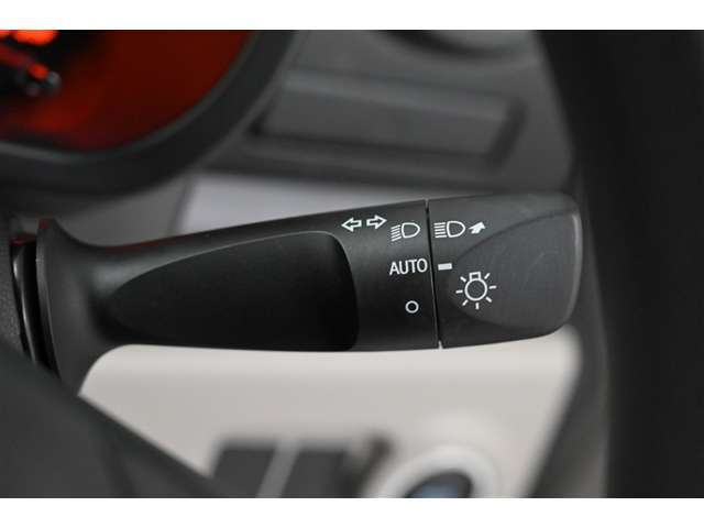 ランプスイッチです。　◇コンライト（ライト自動点灯・消灯システム） 装備。　車外の明るさに応じて自動的にヘッドライトを点灯・消灯。夕暮れ時やトンネルの続く山道などで役立ちます。