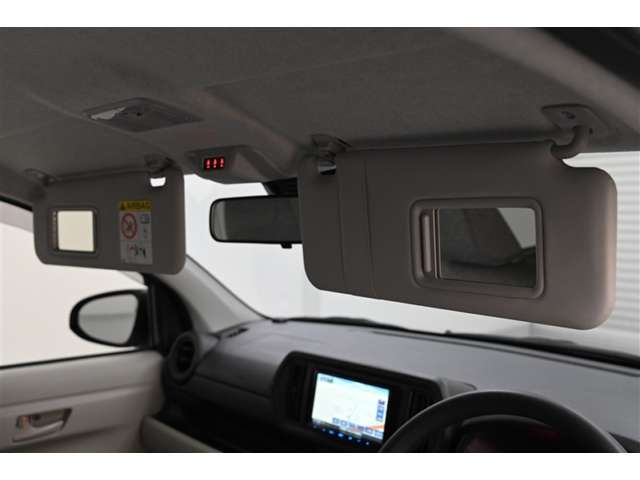 運転席/助手席 バニティミラー付サンバイザー 装備。　身だしなみのチェックに便利です。