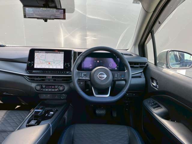 周囲が広く見わたせて運転しやすく室内も広々★