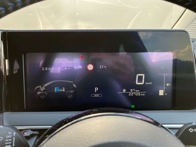 e-POWER専用メーターはモーター出力、エネルギーフロー表示、各種燃費表示機能、バッテリー残量、オド・ツイントリップメーター、デジタル時計、航続可能距離、サービスインターバルなどが表示されます。