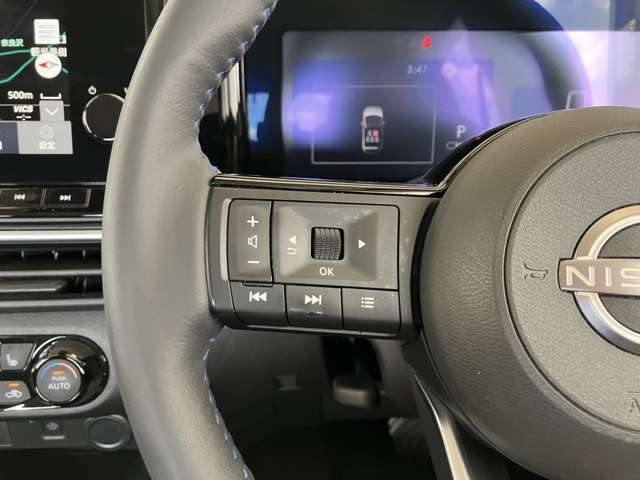 ハンドル周りには車両状態の確認やナビ操作が可能なステアリングスイッチを完備♪