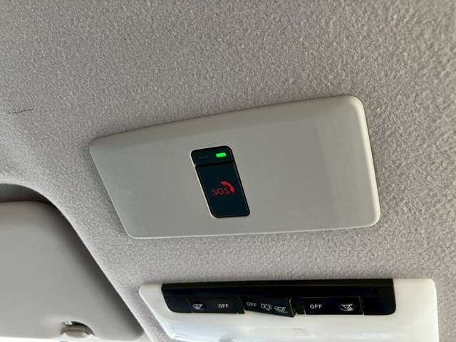 SOSコールスイッチ☆急病やあおり運転との遭遇など、緊急時には走行中でもスイッチを押すだけで、専門のオペレータに接続。警察や消防に連絡し、緊急車両の手配をサポートします。