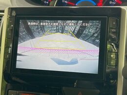 【バックカメラ】駐車時に後方がリアルタイム映像で確認できます。大型商業施設や立体駐車場での駐車時や、夜間のバック時に大活躍！運転スキルに関わらず、今や必須となった装備のひとつです！