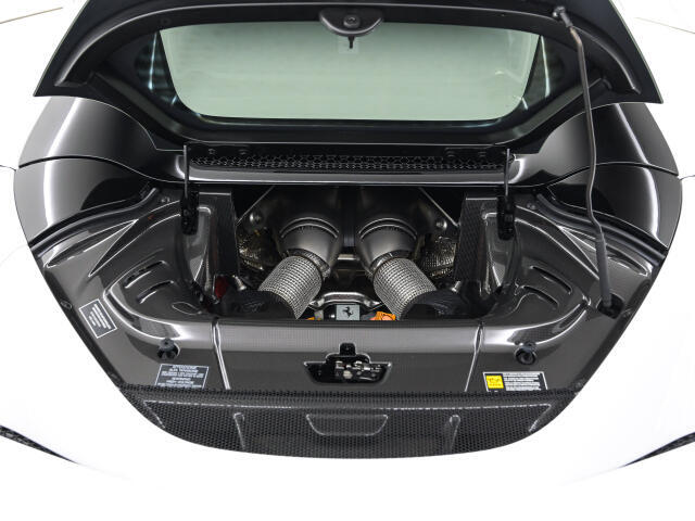 後輪駆動にプラグインハイブリッド（PHEV）を組み込むのは、フェラーリの市販車として初の試みであり、内燃エンジンとリアの電気モーターとの一体化により830hpを発揮します。鋭い加速が特徴的です。