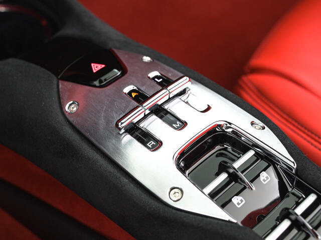 往年のクラシック・フェラーリを象徴するシフトゲートからインスパイアされたもので、シフトセレクターになります。296シリーズはボタンスイッチではなく、シフトゲートに沿って操作するタイプになります。
