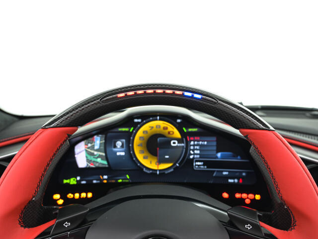 F1よりフィードバックされたテクノロジーです。LEDの点灯により、ご自身で最適なシフトタイミングを計ることが可能です。サーキット走行時等に視線をそらさずに気軽にシフトチェンジを行えます。