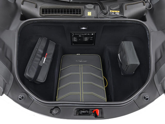 純正工具KIT、パンク修理剤が搭載されています。使いやすい形状のトランクスペースです。（画像のバッグは付属しません）