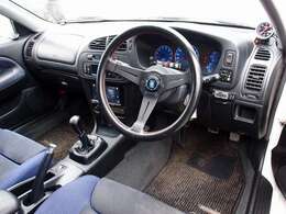 室内は綺麗にルームクリーニング済みとなります。たばこの嫌な臭いや芳香剤の臭いも御座いません。ご希望に応じてRECARO製などのスポーツシートに変更も可能です。お気軽にご相談下さいませ