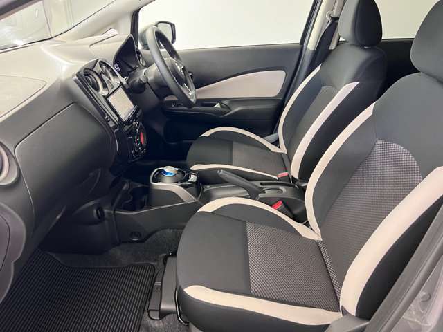 【車内ルームクリーニング済】専門スタッフにより車内はきれいにルームクリーニングを行っております。