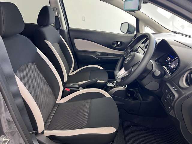 【運転席シート】ゆったりと広々した空間です。ストレスなく運転ができますよ！