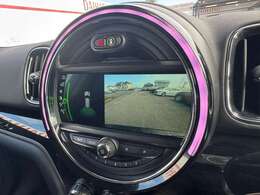 【バックカメラ】駐車時に後方がリアルタイム映像で確認できます。大型商業施設や立体駐車場での駐車時や、夜間のバック時に大活躍！運転スキルに関わらず、今や必須となった装備のひとつです！