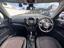 【室内】コックピット。車内もキレイで嫌な臭いもありません！ご納車後の臭いが付きにくくなる「空気触媒コーティング」もあります。