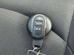 【スマートキー】カバンやポケットに入れたままでもドアの施錠・解錠が可能なスマートキーを装備。エンジンのオン・オフ時もカギを取り出す必要が無いからとっても便利です♪