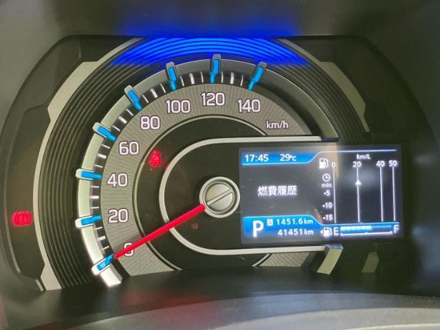 WECARSの展示場では実際に見て、触ってお車をお選びいただけます！知識の豊富な営業スタッフが様々なカーライフをご提案いたします！