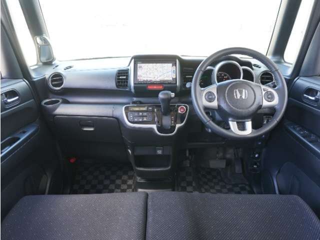 ◆視界広々で非常に運転しやすくロングドライブでも疲れを感じさせないすっきりとまとまったインパネ周りです。