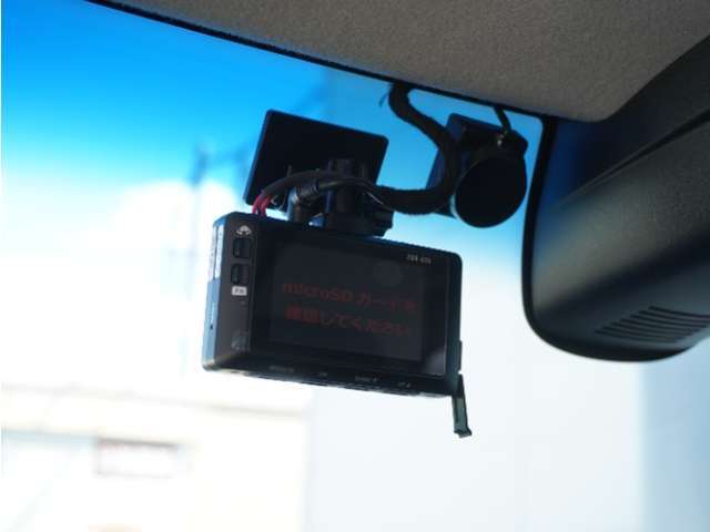 ◆ドライブレコーダー◆映像・音声などを記録する自動車用の装置です。　もしもの事故の際の記録はもちろん、旅行の際の思い出としてドライブの映像を楽しむことができます。