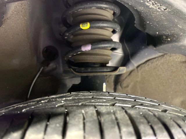 お車を安心してお乗りいただく為には、足回りの定期点検が欠かせません。サービスサポート（有償保証）では無料点検もご提供しており、安心のカーライフをお過ごしいただけるサポート体制が整っています。
