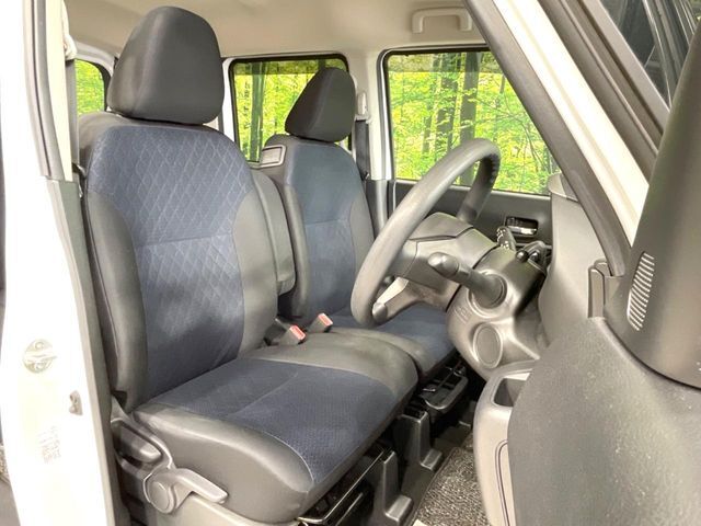 運転席シート廻りは使用感も少なく、良好な状態となっています。前オーナー様が丁寧に使っていたことがよくわかりますね。
