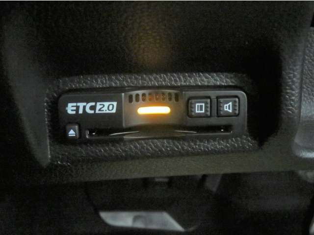 有料道路をキャッシュレスで通行できるETC車載器付きです。運転席足元に設置されています。ETCセットアップ費用は含まれておりません。別途必要となります。