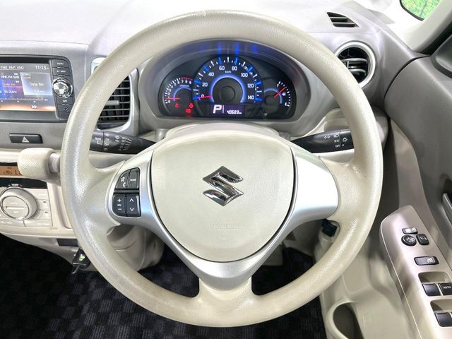 インテリアに合わせたデザインのステアリングは、運転される方のことも考え、運転しやすい形状、大きさです。是非一度、実際に触ってお確かめください。
