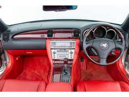 優美なコスモシルバーのボディに宿る4.3Lエンジンが、あなたのドライブに新たな歓びをもたらします。わずか6800kmの美車が、素晴らしい物語の始まりを約束します。