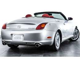 レッドレザーシートが彩る上質な空間で、大人の贅沢なクルージングをお楽しみいただけます。V8エンジンの心地よい鼓動と共に、特別な時間が流れます。