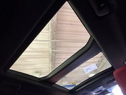 【サンルーフ】開放感たっぷりの希少装備、サンルーフが装着されています！車内に明かりを取り入れたり景色を楽しむ以外にも、車内の空気も簡単に換気できて快適です！
