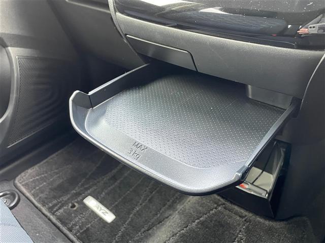【フロアマット】車内を綺麗に保つのには必須のアイテムです。当店ではフカフカな新品マットも絶賛取り扱い中！ぜひご相談くださいませ。