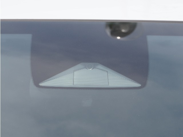 【ホンダセンシング】 「ミリ波レーダー」と「単眼カメラ」の異なる特性を持つ2つのセンサーなどにより、安心・快適な運転を支援します。