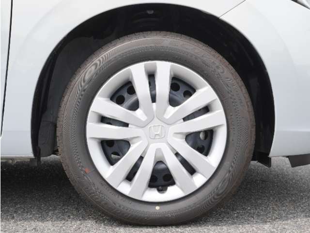 【ホイールキャップ】車に良く似合う純正ホイールキャップが装備されています。ノーマルタイヤ、スタッドレスタイヤもホンダカーズ総社にお任せください。