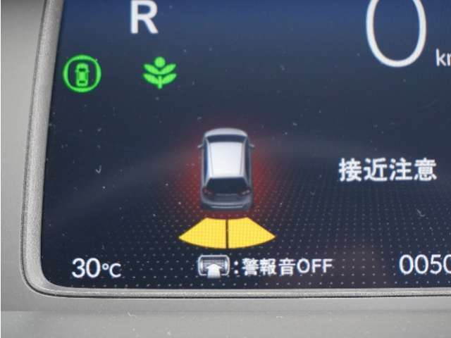 【クリアランスソナー】バンパーに付いたセンサーが障害物を検知。一定の距離に近づくとアラートで教えてくれます。狭い駐車スペースや車庫入れ時も安心です。